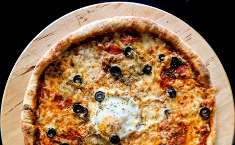 Pizza mit Oliven und Ei
