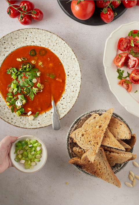 Griechische Tomatensuppe mit knusprigem Brot