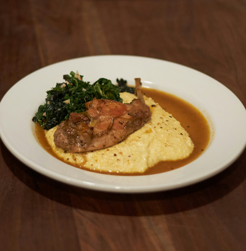 Geschmorte Kaninchenkeule mit Polenta und Blattgemüse