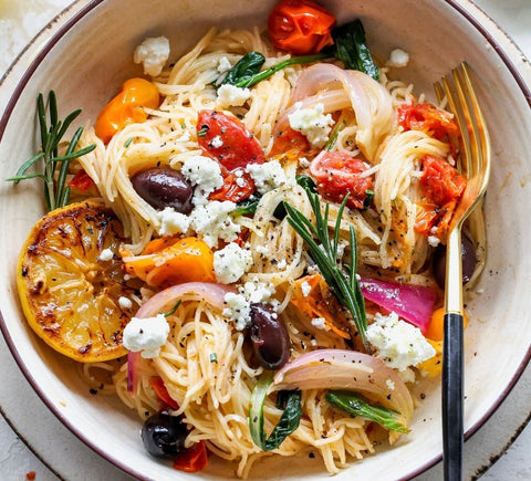 Mediterrane Pasta mit gerösteten Tomaten, Kalamata Oliven, Feta und Rosmarin, verfeinert mit Minos Olivenöl und Balsamessig mit Honig.