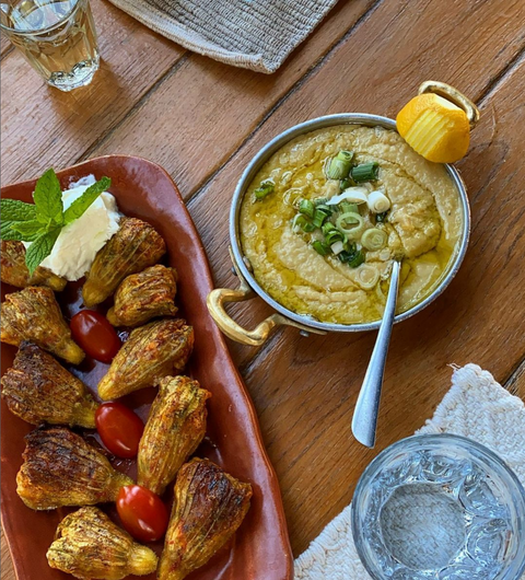 Gefüllte Zucchiniblüten mit Feta-Käse, eine traditionelle griechische Meze, serviert mit aromatischem Minos natives Olivenöl extra