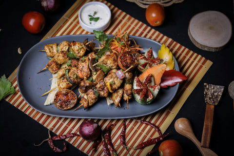 Kretisches Souvlaki mit Minos-Olivenöl & Joghurt-Dip