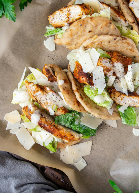 Griechisches Pita-Sandwich mit Hähnchen und Joghurt-Dressing