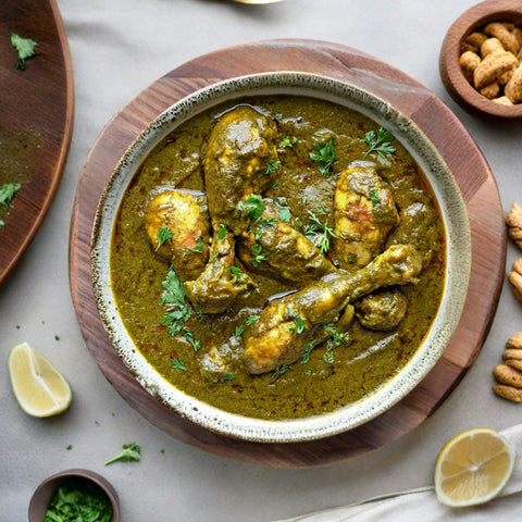 Griechisches Hühnchen-Stifado mit Spinat und Kräutern