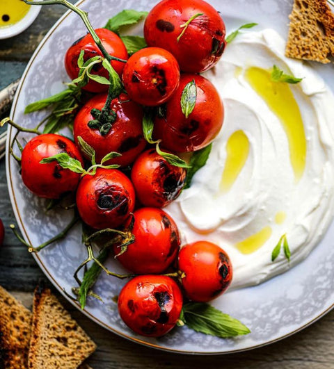 Geröstete Tomaten mit frischem griechischem Joghurt, verfeinert mit einem Schuss Minos Bio-Olivenöl – ein mediterraner Genuss